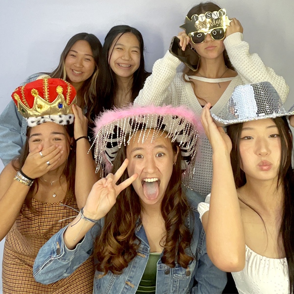 Friends Using a photobooth-Photo Booth Company-Glamoor-Los Angeles (21)